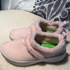 OOFOS Pink Fuzzy Women's Slippers